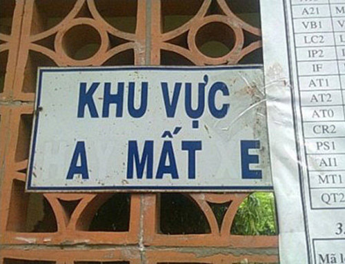 Tấm biển thông báo hài hước vì mất chữ, trước đó, nội dung nhắc nhở là "khu vực hay mất xe".