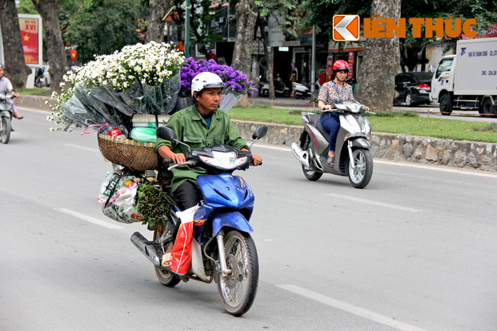 Người bán hàng hối hả chở xe đi khắp phố phường.