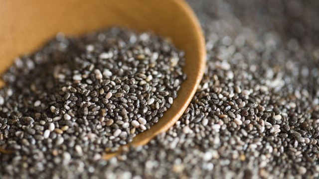 Hạt Chia cũng được nhiều đại gia tìm mua về để tẩm bổ vì hạt này nhiều chất đạm và các axit béo, canxi. Giá mỗi kg hạt Chia đen dao động từ 850.000 đồng. Dòng Chia trắng đắt hơn, từ 990.000 đồng đến 1,2 triệu đồng/kg.
