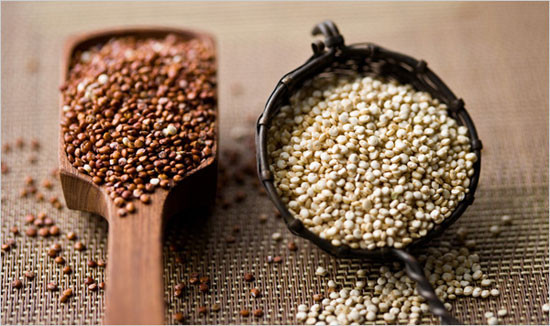 Hạt diêm mạch còn gọi là hạt Quinoa, trông giống như hạt kê được bán với giá 850.000 đồng/1,2kg. Chúng được dùng nhiều trong các thực đơn ăn chay để bổ sung dinh dưỡng.