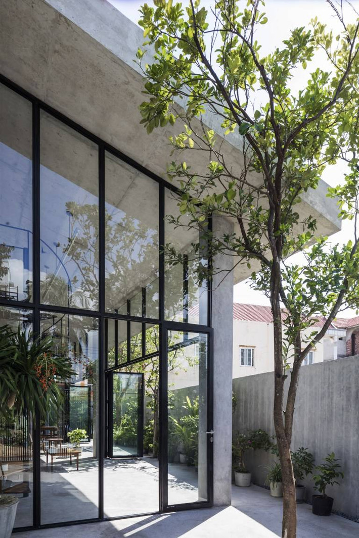 Ngôi nhà được thiết kế với ba lớp không gian: Khu vườn, không gian phòng khách – bếp – ăn và khối phòng ngủ hai tầng.