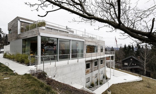 Tọa lạc tại thành phố Oslo (Na Uy), ngôi nhà 4 tầng trên sườn đồi được xem là một công trình kiến trúc đẹp hài hòa với cảnh sắc thiên nhiên.