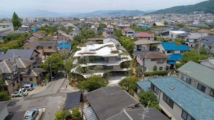 Nổi bật trong khu dân cư đông đúc ở thành phố Osaka (Nhật Bản), ngôi nhà 3 tầng Ground House giống như một khối bê tông lửng lơ được bao phủ bởi vườn cây xanh.