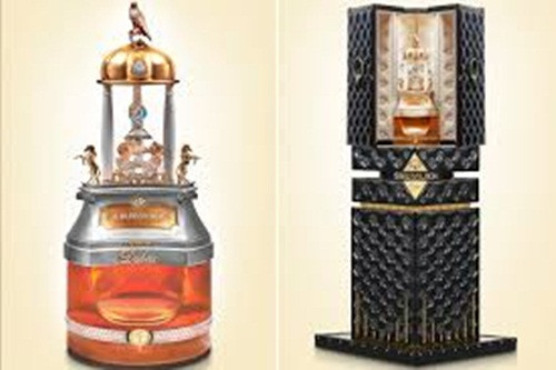 Đây cũng là chai nước hoa lập 2 kỷ lục Guinness thế giới: có nhiều kim cương trang trí nhất và loại nước hoa xịt điều khiển từ xa có giá bán cao nhất.