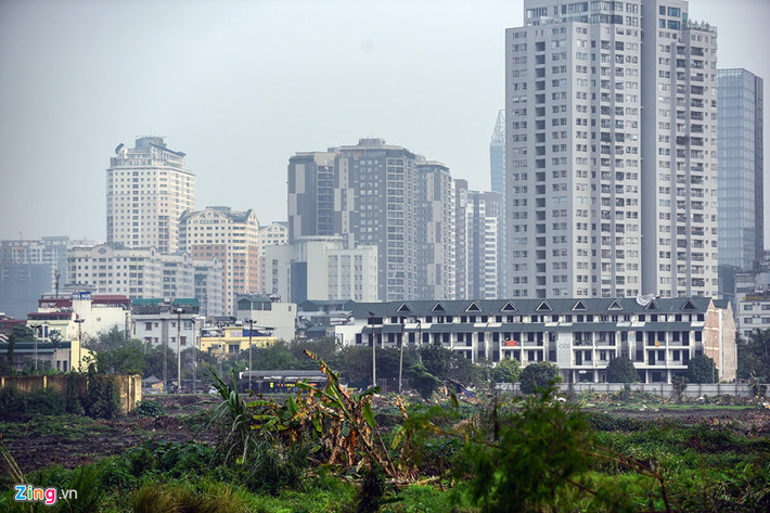 Xung quanh ô đất dự kiến làm công viên, nhiều dự án liền kề, nhà cao tầng đã mọc lên. Lớn nhất là dự án Home City của Công ty Văn Phú - Trung Kính. Chung cư này cũng xảy ra tranh chấp một phần vì công viên chậm tiến độ, dẫn đến đường 21 m theo quy hoạch (là lối đi cho chung cư) vẫn chưa được hoàn thành.