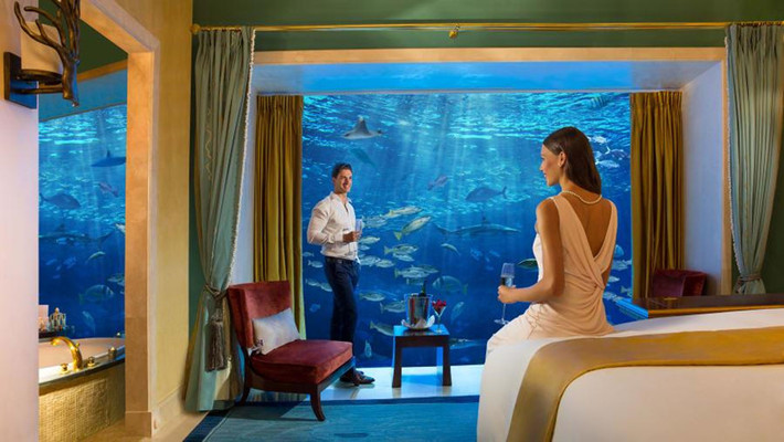 Để ngủ giữa bầy cá trong phòng Underwater Suite ở khách sạn Atlantis (đảo The Palm), du khách phải bỏ tới 12.250 USD (tương đương 284 triệu đồng) mỗi đêm. Ảnh: Atlantis.
