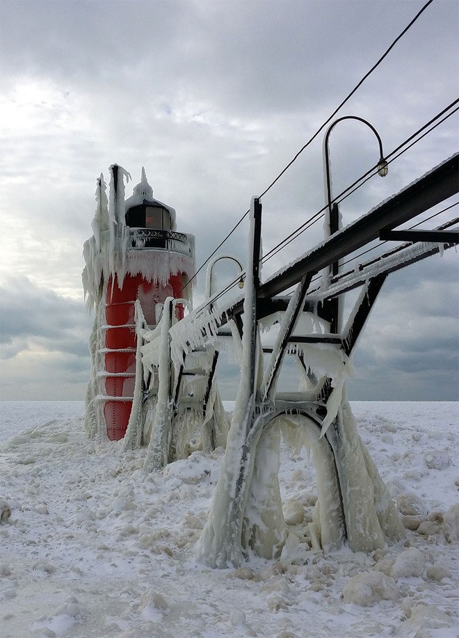 Hiện tượng lốc xoáy vùng cực (polar vortex) đã khiến hồ Michigan, Mỹ, đóng băng trong phần lớn mùa đông. Từng có thời điểm nhiệt độ xuống tới -30 độ C trong đợt lạnh giá khắc nghiệt nhất mùa đông.