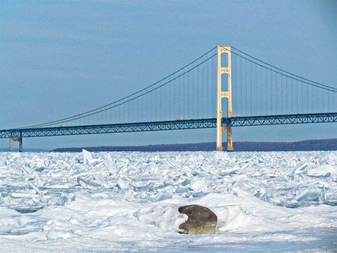 Mặc dù đang là mùa xuân nhưng hồ Michigan trông giống như một lãnh nguyên băng giá siêu thực khi những mảnh băng chồng chất dọc theo bờ của nó. Ảnh: THEO HELINO