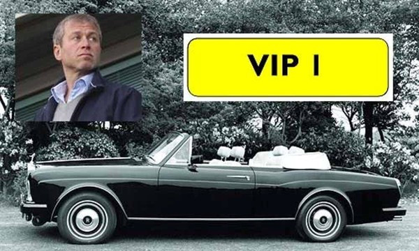 Tỷ phú dầu mỏ người Nga Roman Abramovich từng mạnh tay chi 306.603 USD để mua chiếc biển số “VIP 1” cho xế hộp Rolls Royce Corniche IV màu xanh. Ảnh: DM.