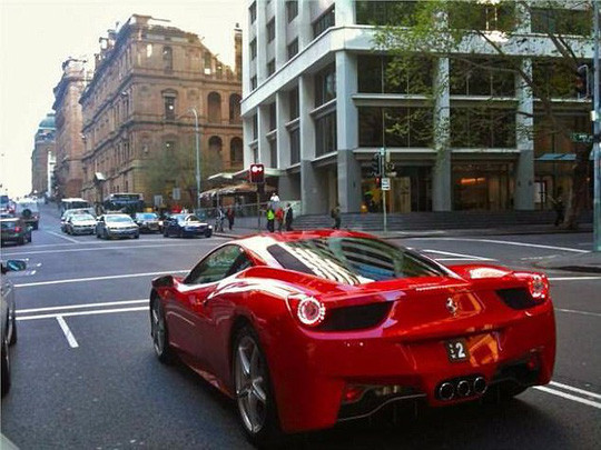 Ông trùm đồ chơi tình dục Peter Tseng cũng là người sở hữu chiếc Ferrari màu đỏ mang biển số chỉ duy nhất con số "2". Ảnh: DM.