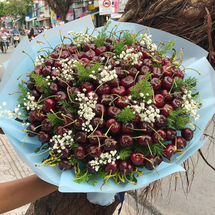 Bó hoa gói từ quả cherry rất đẹp và bắt mắt. Ảnh: FB Hoa Phương Nguyễn.