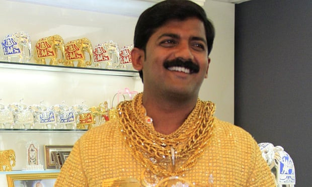 Ông Datta Phuge, một đại gia ở Pimpri, Ấn Độ đã tự nhận mình là "Gold man of Pimpri" (Người đàn ông Vàng của Pimpri). Để chứng minh câu nói này, năm 2013, ông Phuge đã quyết định cho làm một chiếc áo sơ mi bằng 14.000 miếng vàng. Ảnh: Theguardian.