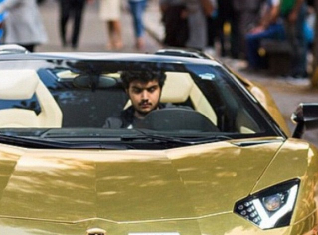 Đại gia Ả Rập Saudi Turki Bin Abdullah diễu siêu xe bọc vàng ở thủ đô London. Ảnh: DM.