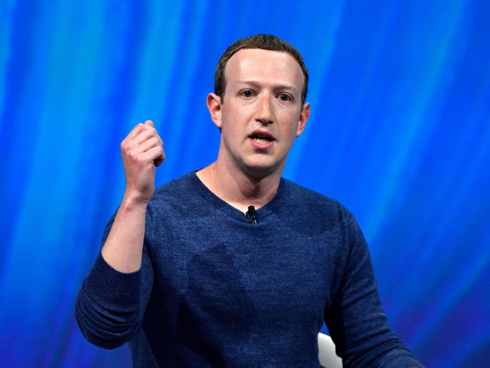 Sau một năm đầy bê bối, đồng sáng lập mạng xã hội Facebook - tỷ phú Mark Zuckerberg sụt 8,7 tỷ USD (xuống 62,3 tỷ USD) và tụt 4 bậc trong bảng xếp hạng của Forbes. Ảnh: Forbes.