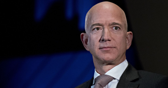 Đây là năm thứ hai liên tiếp ông chủ Amazon giữ ngôi vị người giàu nhất hành tinh. Chỉ sau 1 năm, khối tàn sản của Jeff Bezos đã tăng thêm 19 tỷ USD. Ảnh: CNBC.