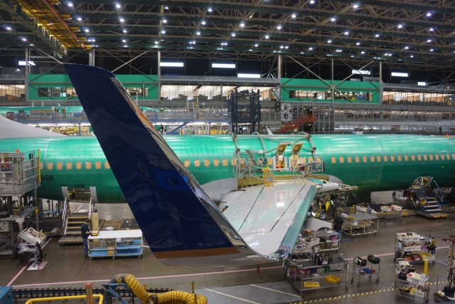 Trước khi giới thiệu mẫu máy bay mới Boeing 737 Max 7 với truyền thông, Boeing đã tiết lộ đoạn video ghi lại quá trình lắp ráp mẫu máy bay này tại nhà máy khổng lồ ở thành phố Renton, Washington ( Mỹ). Ảnh: Chris Sloan.