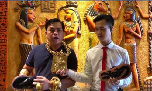 Mới đây, đại gia đeo 13kg vàng nổi tiếng Sài Thành Trần Ngọc Phúc đăng clip rao bán đôi dép da cá sấu có gắn vàng do anh tự thiết kế khiến nhiều người xôn xao. Ảnh: Đất Việt.