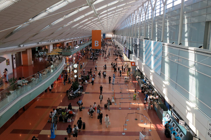 Xếp vị trí thứ 2 là sân bay Quốc tế Tokyo (Ota, Tokyo, Nhật Bản). Đây là một trong những sân bay lớn và nhộn nhịp nhất thế giới.