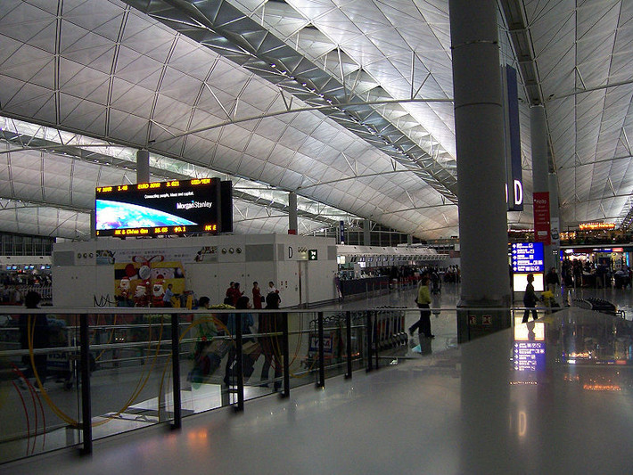 Sân bay quốc tế Hong Kong là một trong những sân bay lớn nhất châu Á và cả thế giới, cũng là cửa ngõ của đông Á và Đông Nam Á. Sân bay có chi phi xây dựng 20 tỷ USD.