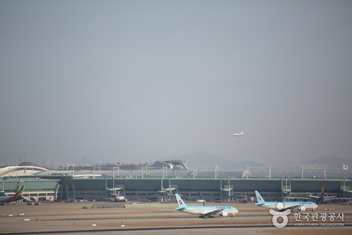 Sân bay Quốc tế Incheon là sân bay quốc tế chính của thủ đô Seoul và là sân bay lớn nhất Hàn Quốc. Ngoài phục vụ vận chuyển hàng không, sân bay còn có một sân golf, dịch vụ spa, phòng nghỉ cá nhân, khách sạn, sòng bạc, khu mua sắm...