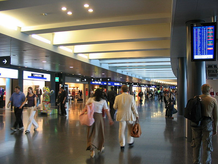 Sân bay quốc tế Zurich là cửa ngõ quốc tế lớn nhất Thụy Sĩ. Năm 2003, sân bay hoàn tất dự án mở rộng, xây gara đậu xe mới, nhà ga hàng không giữa sân cũng như đường tàu điện ngầm vận chuyển hành khách giữa tổ hợp nhà ga hiện hữu và nhà ga mới. Nguồn ảnh: CNN, Wiki. Video: Thụy Sĩ bắt giữ không tặc ở sân bay. Nguồn: VTC14.