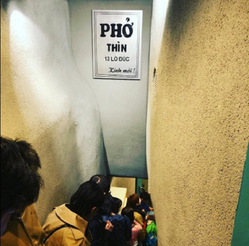 Quán phở Thìn nằm ngay mặt đường nhưng lối vào khá nhỏ.