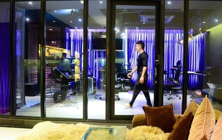 Giữa không gian các phòng nam nhạc sĩ tận dụng tối đa chất liệu kính để nới rộng không gian.