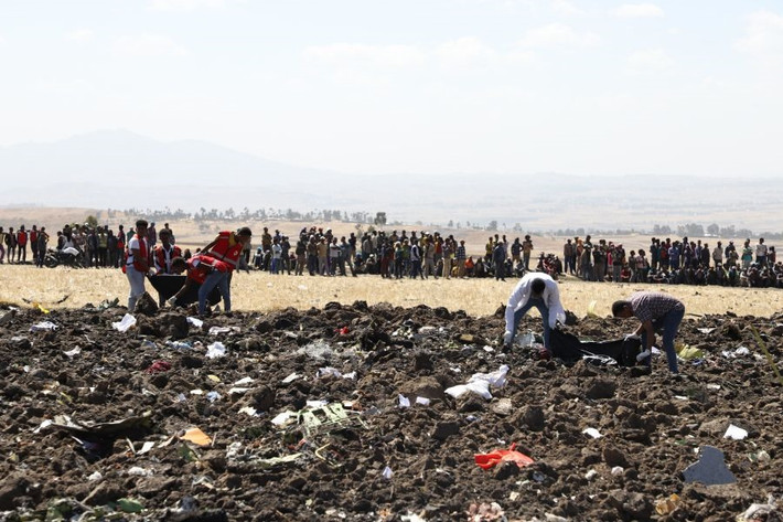 Ngày 10/3, một chiếc máy bay thuộc hãng hàng không Ethiopian Airlines rơi khi đang trong hành trình tới Nairobi (Kenya) khiến toàn bộ 157 người (gồm 149 hành khách cùng 8 thành viên phi hành đoàn) thiệt mạng. Ảnh: CNN.