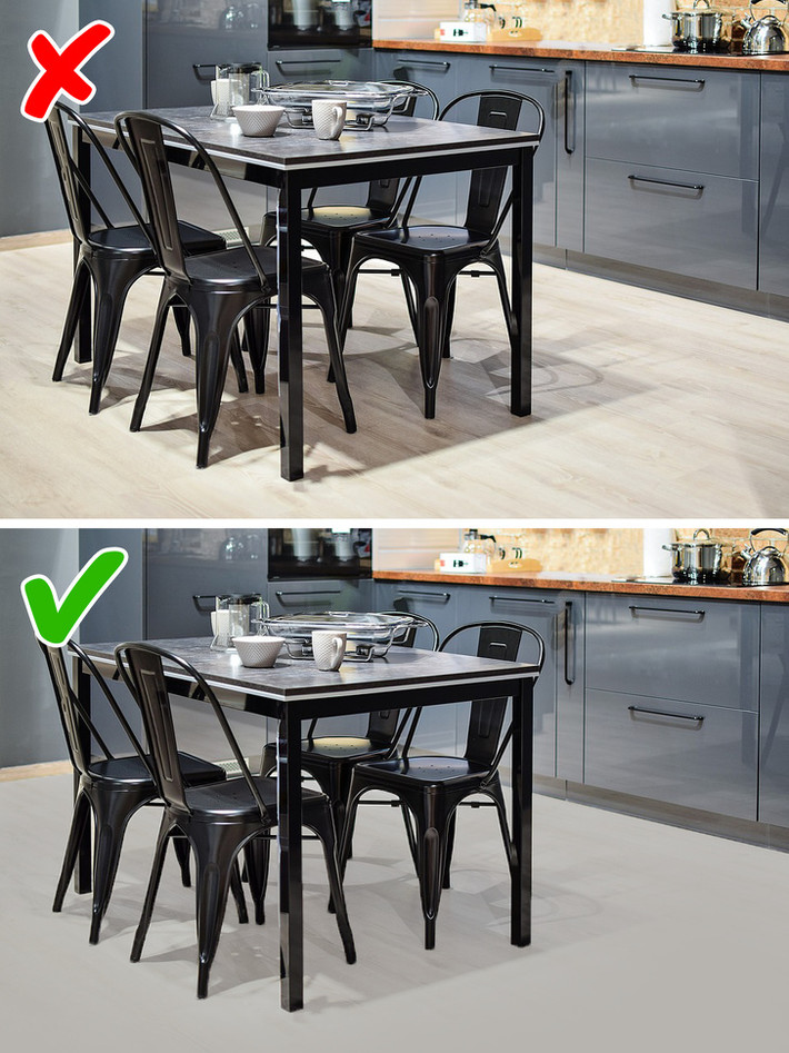 Sàn gỗ trong nhà bếp sẽ gây bất tiện khi vô tình đánh đổ thức ăn. Vì vậy, lựa chọn tốt nhất ở đây là vải sơn hoặc gạch.