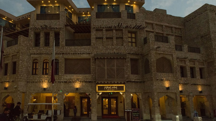 Souq Waqif cũng có một số cửa hàng sang trọng như Arumaila, nơi có sân thượng với tầm nhìn ngoạn mục ra đường chân trời Doha.