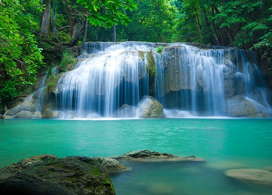 Khung cảnh thiên nhiên hùng vĩ với sự xuất hiện của thác nước ào ào đem lại cảm giác mát mẻ trong mùa hè. Ảnh: Giaydantuonghanquoc.