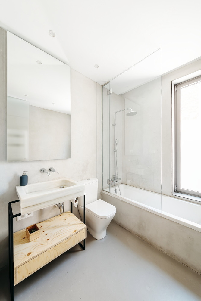 Phòng tắm hiện đại với gam màu trắng chủ đạo. Nguồn ảnh: Archdaily.