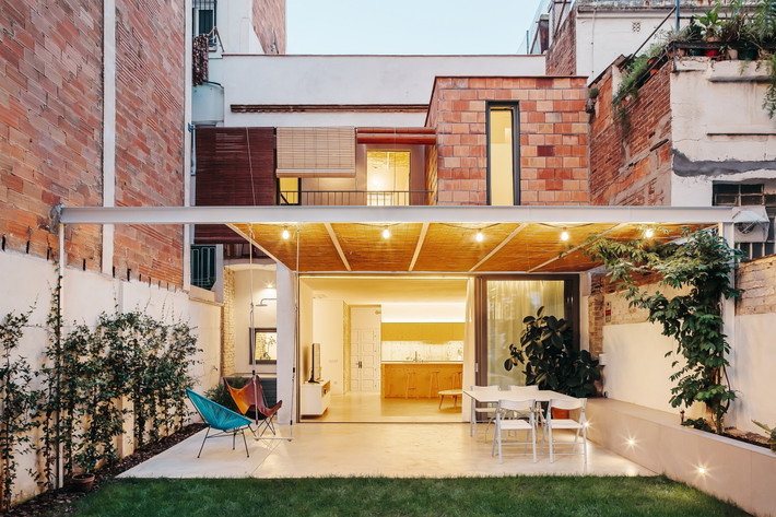 Được cải tạo từ ngôi nhà phố xây dựng vào những năm 1930 ở Barcelona (Tây Ban Nha), Casa JJA kết hợp các tính năng hiện đại nhưng vẫn giữ nhiều nét kiến trúc cũ.