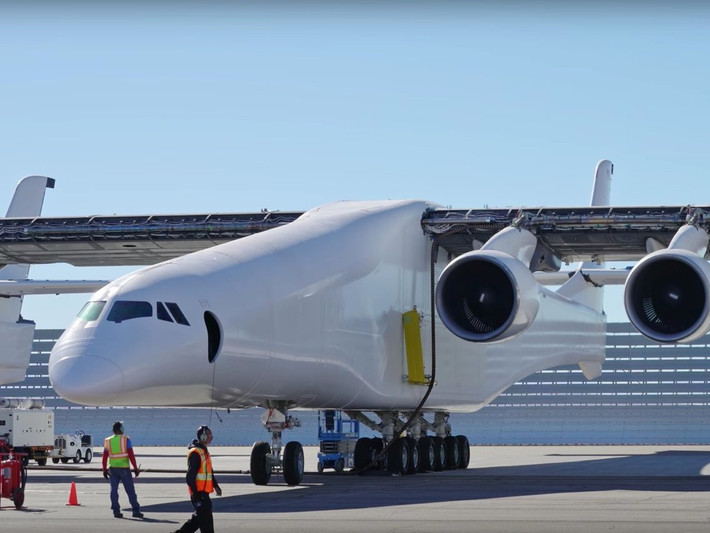 Stratolaunch được trang bị tới 28 bánh để di chuyển và 6 động cơ máy bay 747.