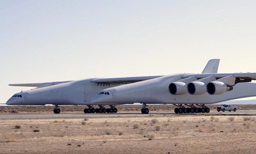 Chiếc máy bay lớn nhất thế giới có tên gọi Stratolaunch, được phát triển bởi Stratolaunch Systems, hãng hàng không vũ trụ do Paul Allen thành lập.