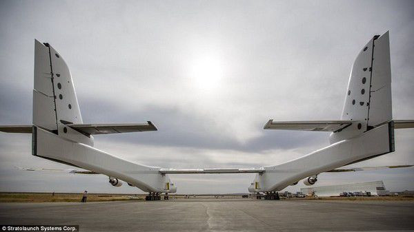Phần đuôi của siêu máy bay. Nguồn ảnh: YouTube / Stratolaunch.