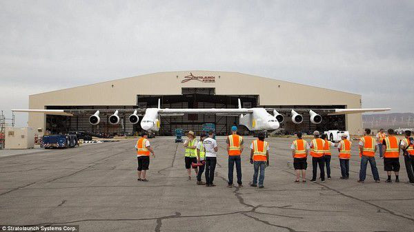 Thay vì những tên lửa đẩy được phóng lên từ mặt đất, Stratolaunch sẽ mang tên lửa đẩy này lên trên không và phóng đi từ trên cao, sẽ giúp giảm thiểu năng lượng và quãng đường di chuyển của tên lửa đẩy.