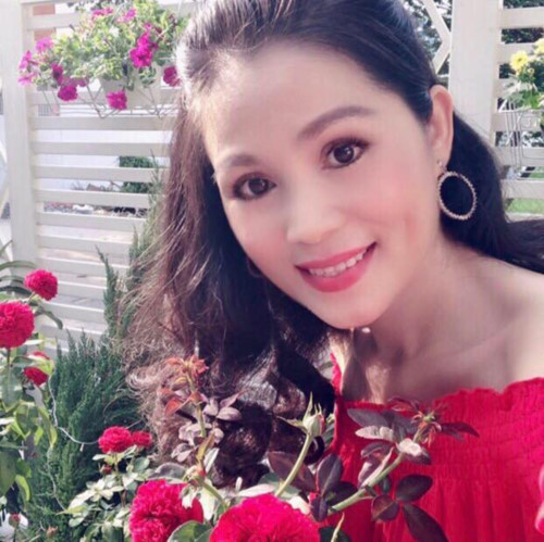 Có tình yêu đặc biệt với hoa hồng, chị Dạ Thảo xem việc trồng hồng, chăm hồng như niềm vui bất tận thường ngày. Ảnh: Helino.