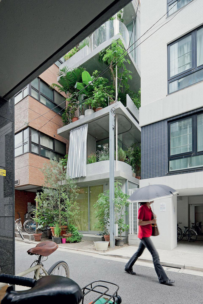 Kính cường lực bao phủ toàn bộ mặt tiền giúp lấy sáng tối đa.