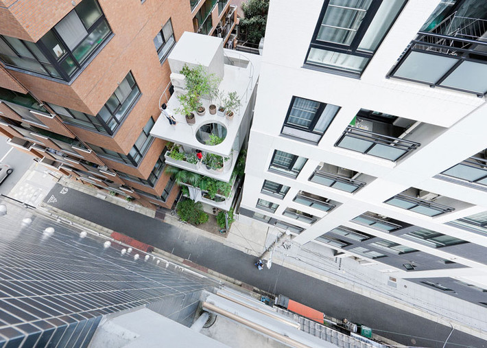 Nằm lọt thỏm giữa khu phố thương mại đông đúc ở Tokyo (Nhật Bản), xung quanh là các tòa cao ốc, ngôi nhà 5 tầng vẫn thoáng đãng đến kinh ngạc.