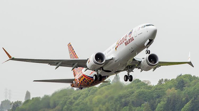 Boeing 737 MAX 8 thực hiện chuyến bay thương mại đầu tiên vào tháng 5/2017 bởi hãng hàng không Malindo Air của Malaysia, bay từ thủ đô Kuala Lumpur tới Singapore. Ảnh: Business Journals.