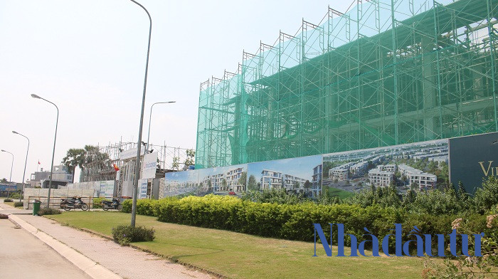 Villa Park giai đoạn 2 đang xây dựng có 33 căn biệt thự. Trong đó gồm: 21 căn biệt thự Shop House, 12 căn biệt thự song lập. Ảnh: Chu Ký