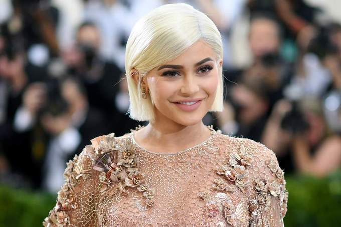 Ở tuổi 21, Kylie Jenner (em gái cùng mẹ khác cha của Kim Kardashian) trở thành nữ tỷ phú trẻ nhất thế giới với khổi tài sản 1 tỷ USD. Ngôi sao truyền hình thực tế sở hữu công ty mỹ phẩm Kylie Cosmetics được định giá 900 triệu USD. Ảnh: CNBC.