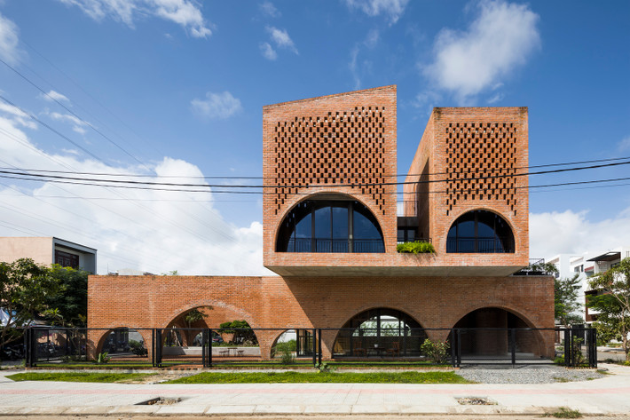 Tọa lạc tại phường Hòa Xuân, quận Cẩm Lệ (thành phố Đà Nẵng) Cuckoo House do Tropical Space thiết kế là công trình nhà ở kết hợp quán cà phê của gia đình 4 người (bố mẹ và 2 đứa con nhỏ).