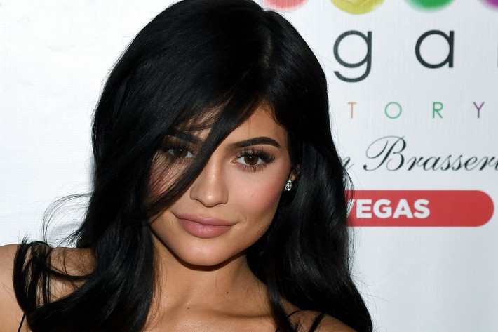 Người mẫu Kylie Jenner thành lập Kylie Cosmetics năm 2015. Đến năm 2018, thương hiệu mỹ phẩm Kylie Cosmetics được định giá khoảng 900 triệu USD. Ảnh: Vox.