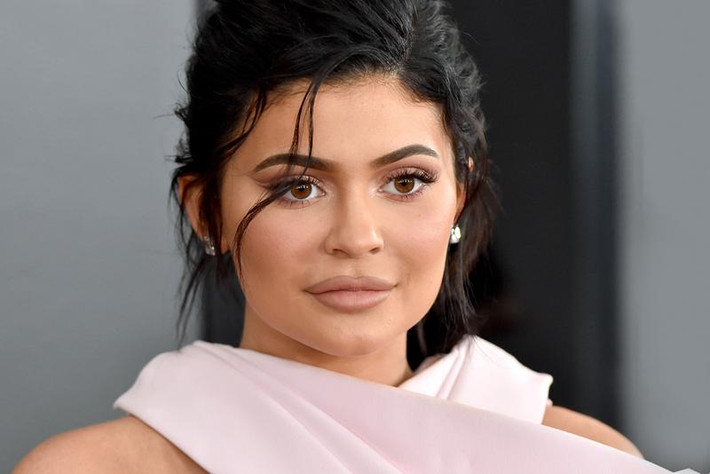 Theo Forbes, Kylie Jenner lọt vào danh sách tỷ phú bởi những thành quả mà thương hiệu mỹ phẩm Kylie Cosmetics do chính cô sáng lập đã gặt hái được. Ảnh: Hypebeast.