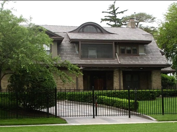 Năm 1958, nhà đầu tư huyền thoại Warren Buffett mua ngôi nhà này với giá 31.500 USD (tương đương 274.357 USD hiện tại). Đến 2017, căn nhà có giá 652.619 USD, chỉ bằng 0,0003% khối tài sản hơn 80 tỷ USD của ông.