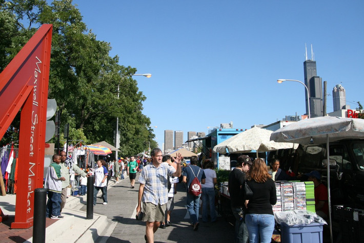 Mở cửa vào chủ nhật hàng tuần, chợ Maxwell Street ở bang Illinois được người dân gọi một cách tự hào là “trung tâm văn hoá cổ”.