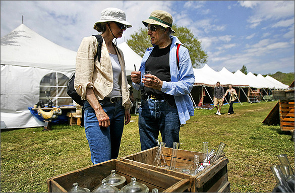 Chợ trời Brimfield ở Massachusetts (Mỹ) mở cửa ba lần trong năm, từ rạng sáng đến tối vào các ngày từ 12 đến 17/5, 14 đến 19/7 và 8 đến 13/9.