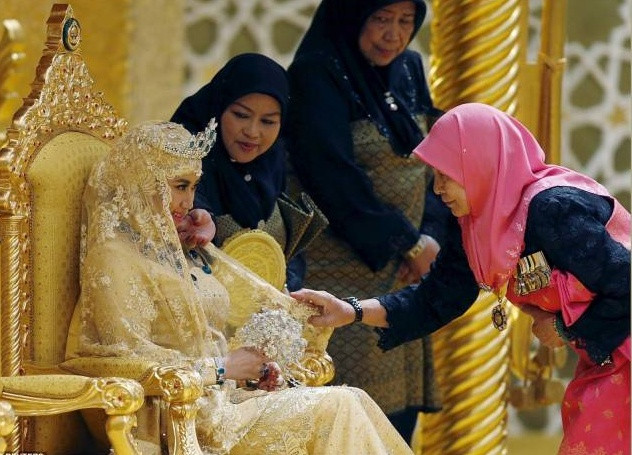 Bó hoa cưới được làm từ đá quý rất tinh xảo và đẹp mắt. Ảnh: Getty Image.